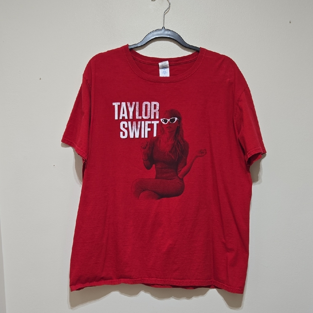 Taylor Swift iRED TOUR Short Sleeve   T-Shirt